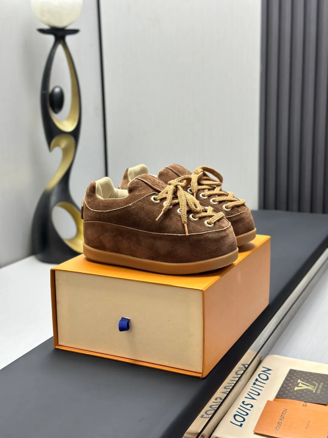 👟👟Ex-factory price 720👟👟 Top version LV-Louis Vuitton-Bread Catwalk New Style 1:1 development replica of the original version! ! The upper foot is very comfortable. It is made of luxurious materials and fine workmanship. The midsole is printed with English letters "Made in Europe". The upper is made of calfskin imported from Italy. The side is decorated with the brand's LOGO and signature. The latest latex foot pads and mesh lining make the foot feel super comfortable. The original two-color TPU combination outsole is specially provided by the original factory. Bag technology Goodyear stitched edges Fabric: Exclusive customized first-layer cowhide Accessories: Exclusive private model Vuitton logo, lining: Customized silk mesh lining - first-layer silk cowhide lining Outsole: TPU combination outsole wear-resistant, non-slip and anti-yellowing Foot pads: new latex pads-mesh sweat-absorbent Counter technology: fully computerized sewing machine wire drawing Toe box back cover Hot and cold shaping Full set of pull-top lasts with medium and low logo patterns Counter packaging - Shoelaces, certificates, cards, instructions, certificates, dust bags, the most complete packaging on the entire network, women's models 35-40 men's models are under development
